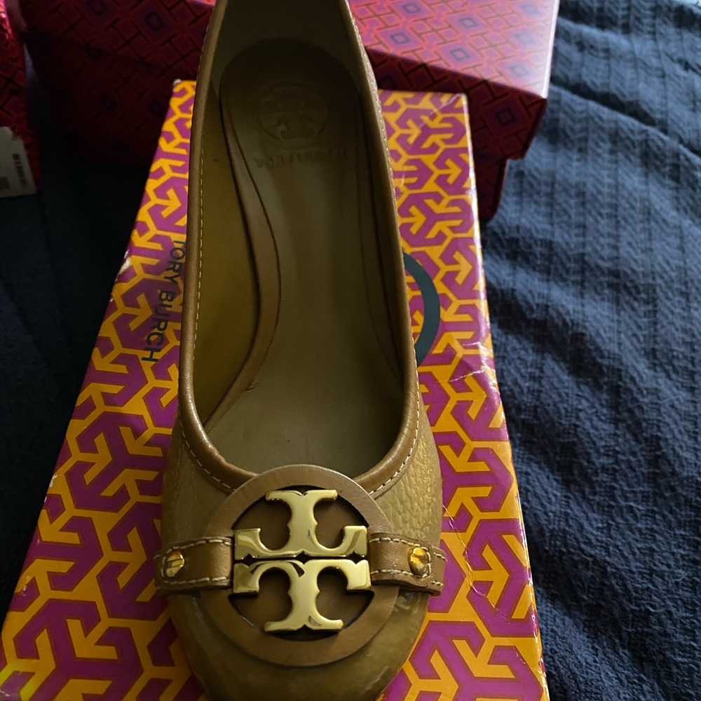 Tory Burch - Tan heel with the TB logo.